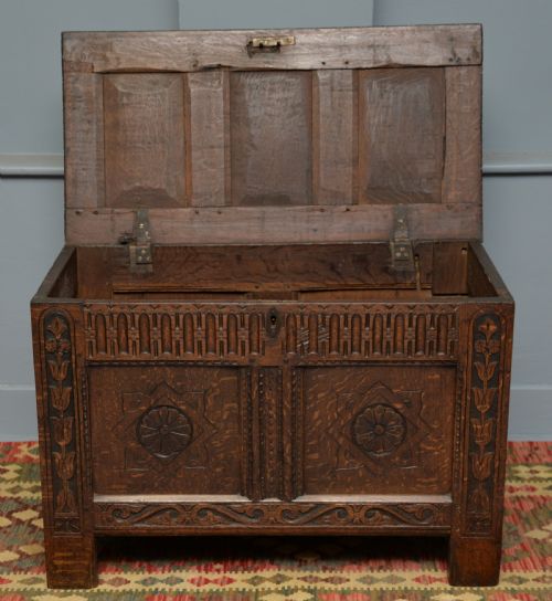 CHARMING EARLY 18TH CENTURY CARVED OAK COFFER CHEST - ADDITIONAL PHOTO 6