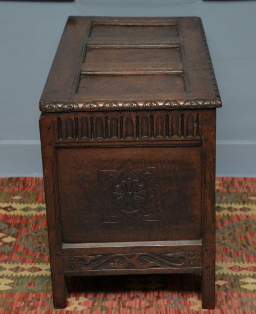 CHARMING EARLY 18TH CENTURY CARVED OAK COFFER CHEST - ADDITIONAL PHOTO 7