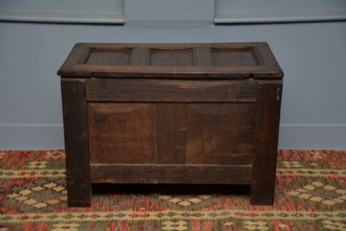 CHARMING EARLY 18TH CENTURY CARVED OAK COFFER CHEST - ADDITIONAL PHOTO 8