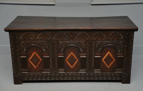 FINE 17TH CENTURY OAK ARCADED COFFER - ADDITIONAL PHOTO 2