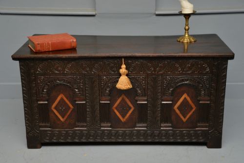FINE 17TH CENTURY OAK ARCADED COFFER - ADDITIONAL PHOTO 3