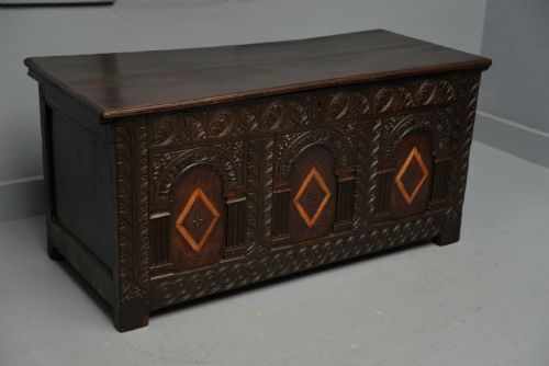 FINE 17TH CENTURY OAK ARCADED COFFER - ADDITIONAL PHOTO 4