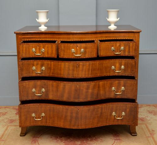GEORGE III INLAID FIDDLEBACK MAHOGANY SERPENTINE CHEST OF DRAWERS - ADDITIONAL PHOTO 3