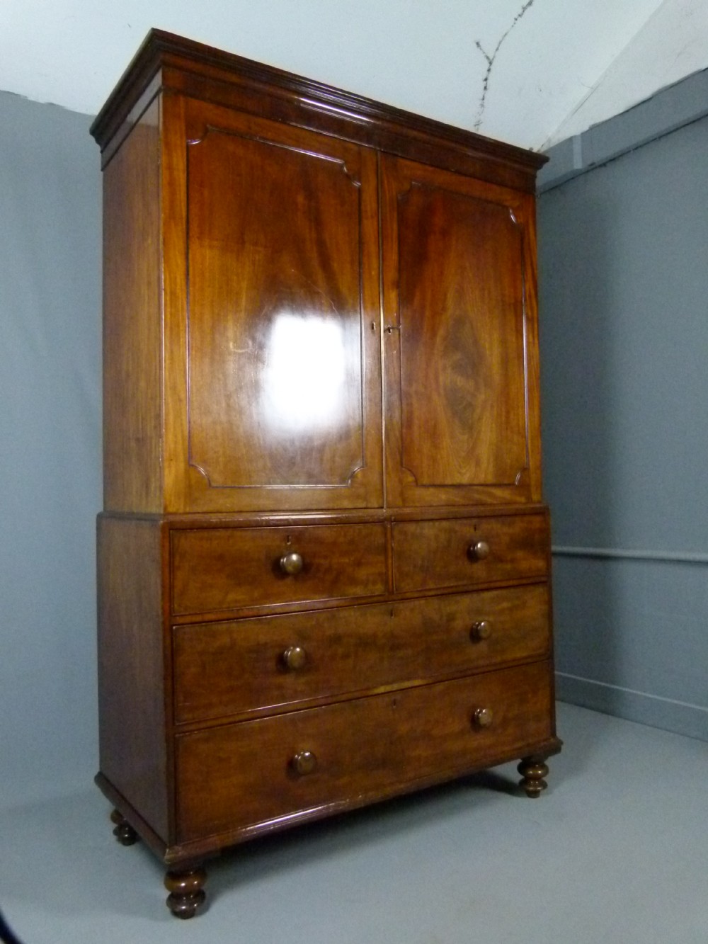 Super Quality Georgian Mahogany Linen Press