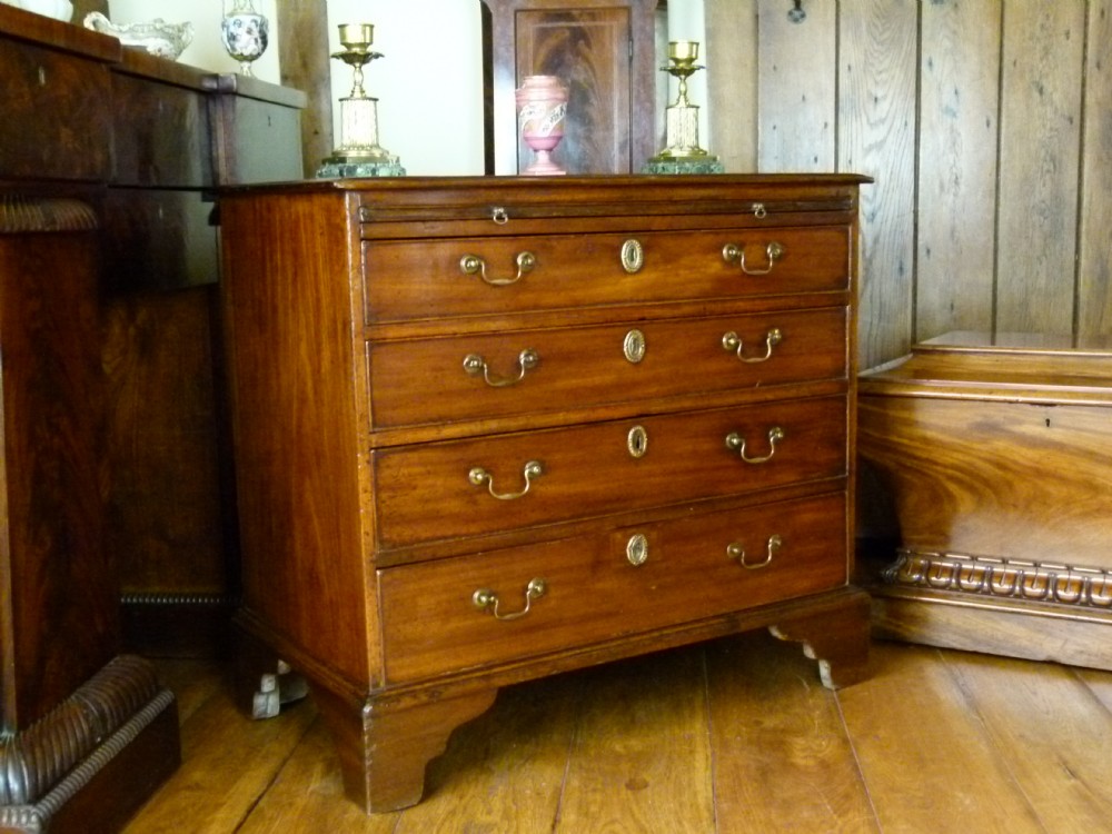 Charming Georgian Mahogany Chest Of Drawers With Brushing Slide