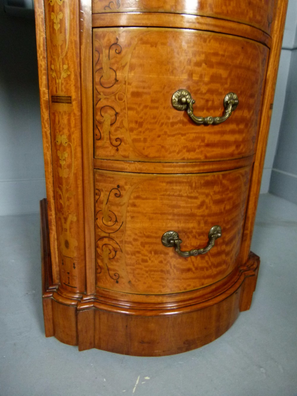 Stunning Edwardian Art Nouveau Satinwood Pedestal Desk View IX