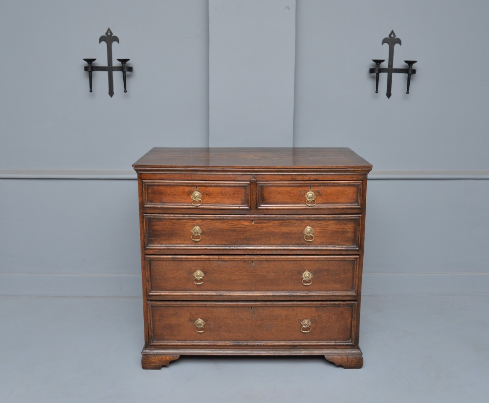 Charming Early 18th Century Oak Chest Of Drawers View X