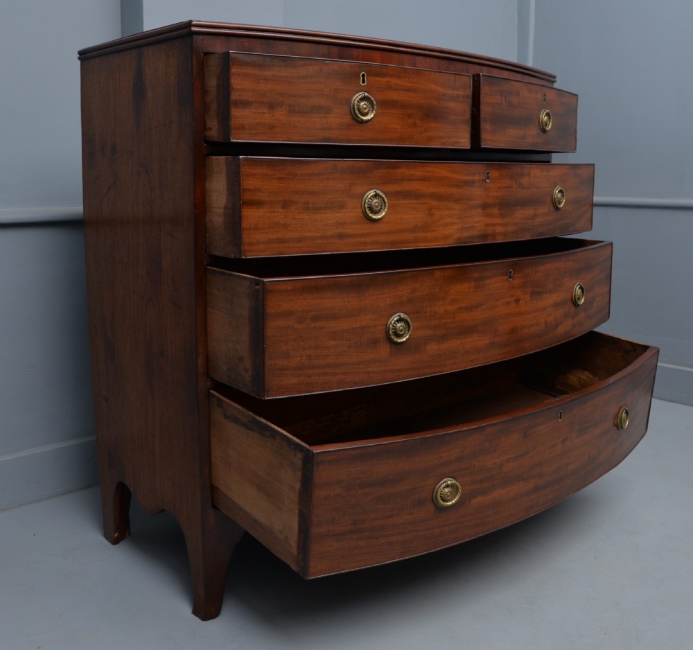 Elegant Georgian Mahogany Bow-Front Chest Of Drawers View XII