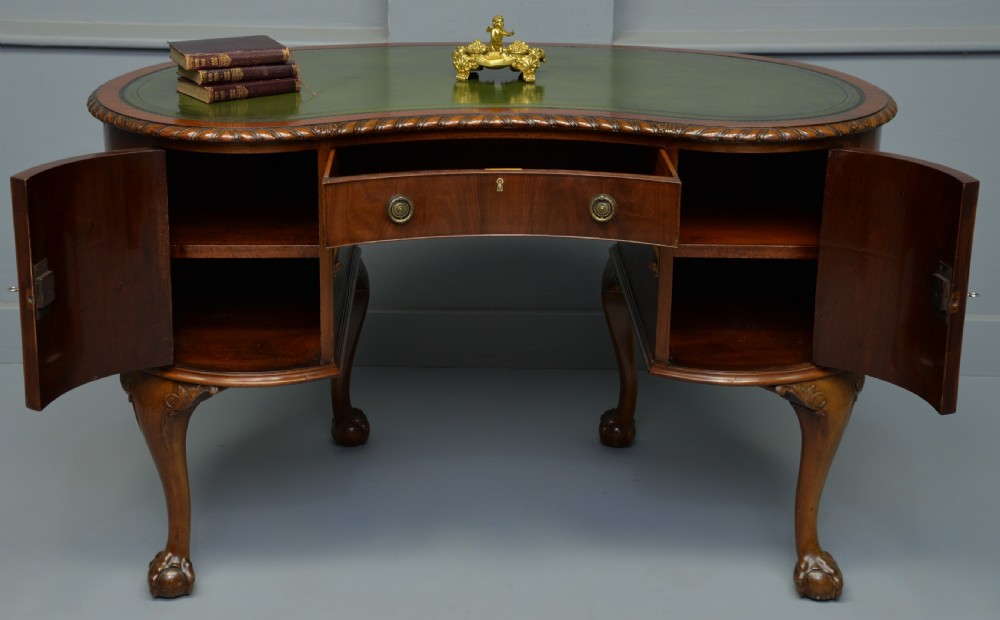 Early 20th Century Mahogany Kidney Shaped Desk View III