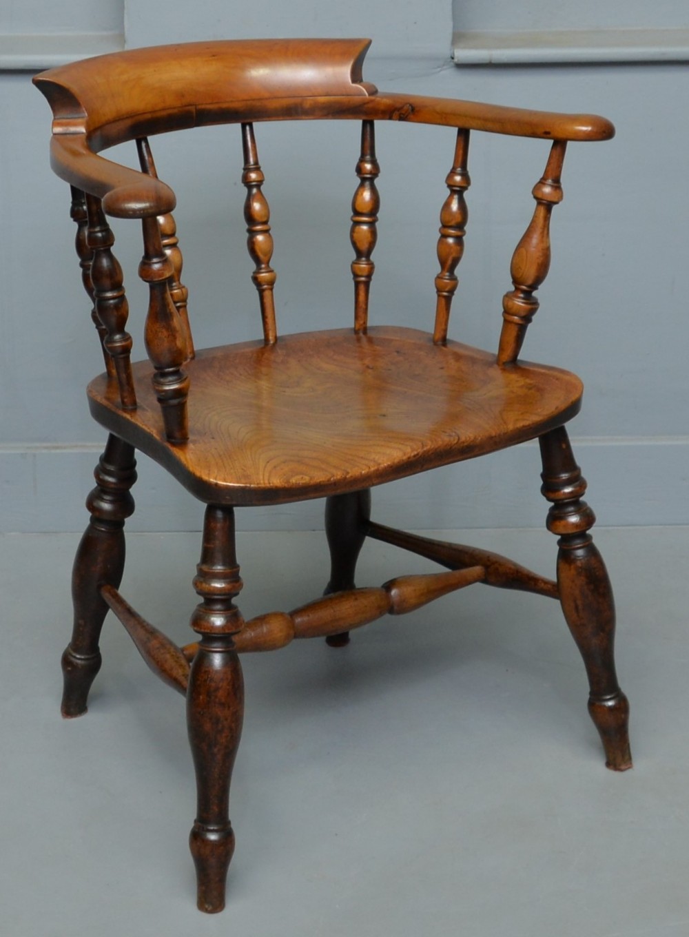 Victorian Figured Elm Bow-Back Windsor Chair 