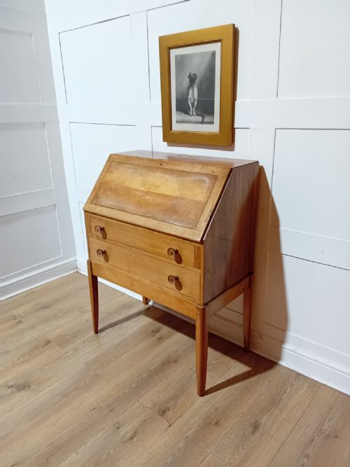 RARE ARTHUR BASIL REYNOLDS COTSWOLD SCHOOL WALNUT BUREAU - ADDITIONAL PHOTO 1