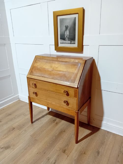 RARE ARTHUR BASIL REYNOLDS COTSWOLD SCHOOL WALNUT BUREAU - ADDITIONAL PHOTO 2