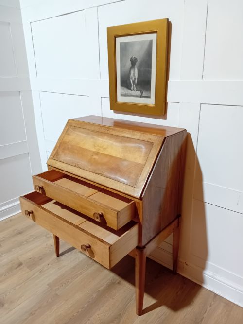 RARE ARTHUR BASIL REYNOLDS COTSWOLD SCHOOL WALNUT BUREAU - ADDITIONAL PHOTO 6