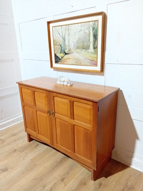 ANTIQUE COTSWOLD SCHOOL OAK SIDEBOARD BY ARTHUR BASIL REYNOLDS - ADDITIONAL PHOTO 1