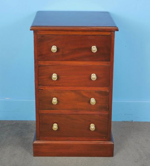 Small mahogany chest of drawers