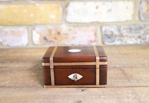 Materials; 
Mahogany 

Age; 
C.1880 

Size; 
Length; 40cm 
Width; 26.5cm 
Height; 9cm 

Smaller Georgian Gent's Box C.1820