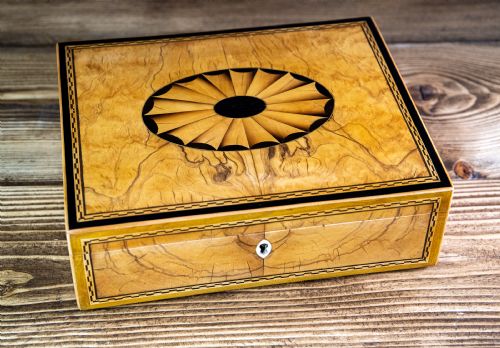 Beautiful Georgian Figured Walnut Jewellery Box 1800