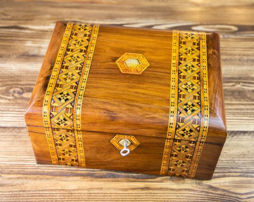FIGURED WALNUT WORK BOX 1880 - ADDITIONAL PHOTO 3