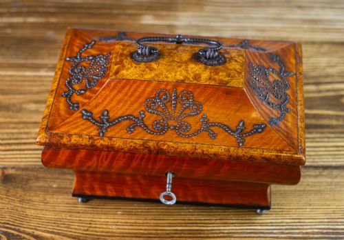 FRENCH SATINWOOD TABLE BOX 1850 - ADDITIONAL PHOTO 2