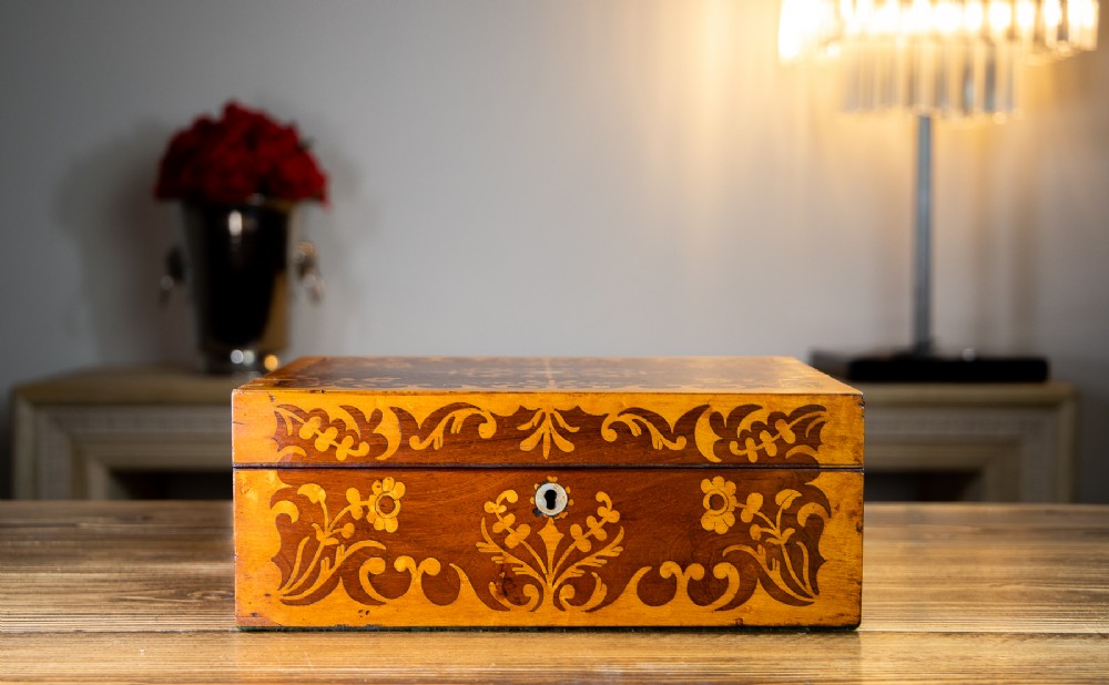 Rosewood & Birds Eye Maple Table Box 1860