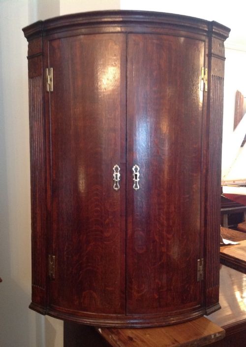 18TH CENTURY BOWFRONT CORNER CUPBOARD