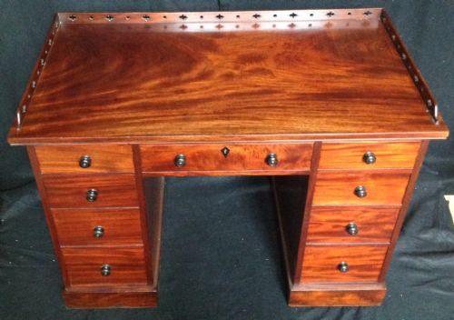 AN EARLY 19TH CENTURY MAHOGANY DESK OR DRESSING TABLE - ADDITIONAL PHOTO 1