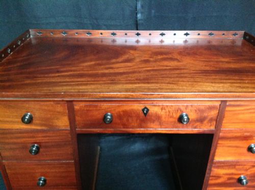 AN EARLY 19TH CENTURY MAHOGANY DESK OR DRESSING TABLE - ADDITIONAL PHOTO 3
