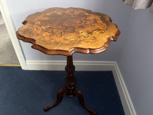 Victorian wine table, with Amboyna inlays 