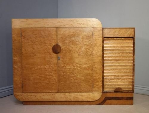 Art Deco Birds Eye Maple Sideboard/cabinet.
art Deco Birds Eye Maple Sideboard/cabinet.
