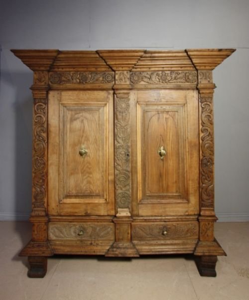 Wonderful Flemish Antique Shrank/cupboard/wardrobe
