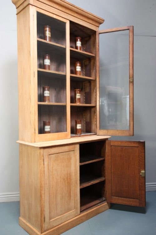 fig 2. Good Quality Antique Oak Bookcase/Cupboard