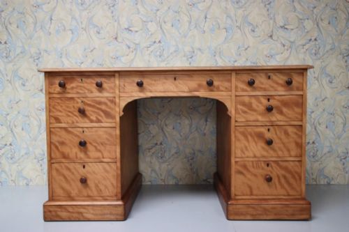 Beautiful Gillows of Lancaster Antique Desk.