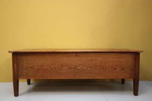 fig 1. English Antique 'End of the Bed' Bedding Box.