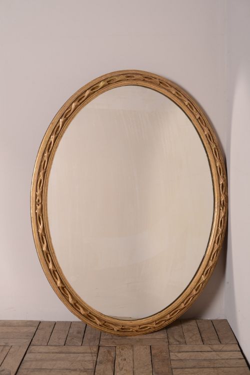 Beautiful Georgian Antique Gilt Oval Mirror.