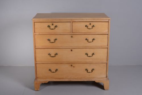 Georgian Antique Pine Chest of Drawers.