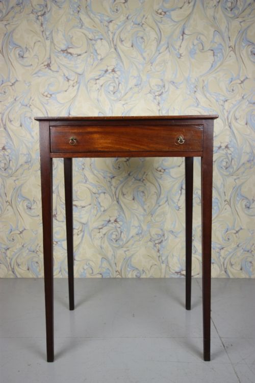 Fine Georgian Antique Mahogany Side Table.