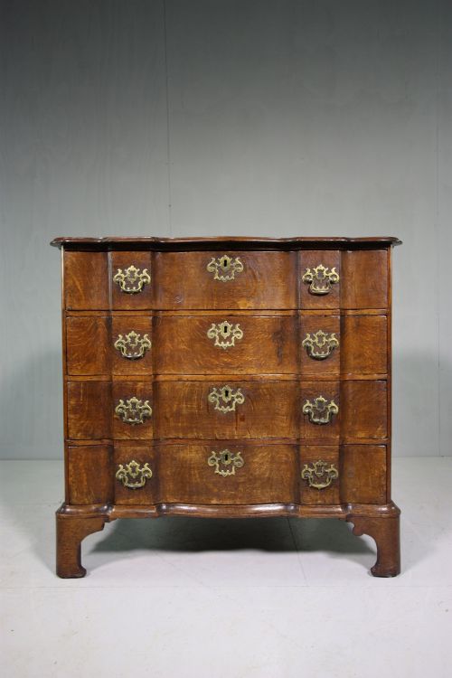 18th Century Shapely Antique Oak Chest of Drawers.
