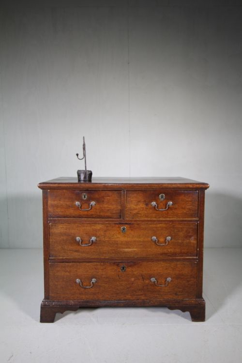 Small Georgian Antique Oak Chest of Drawers.