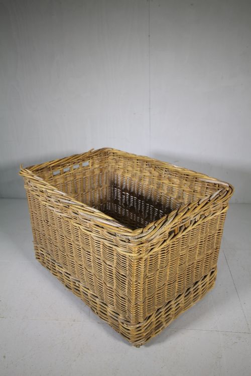 Large Edwardian Antique Willow Basket.
