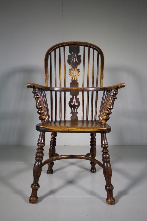 Best Model of English Antique Windsor Armchair