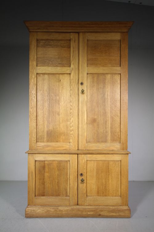 Quality Edwardian English Antique Oak Cupboard