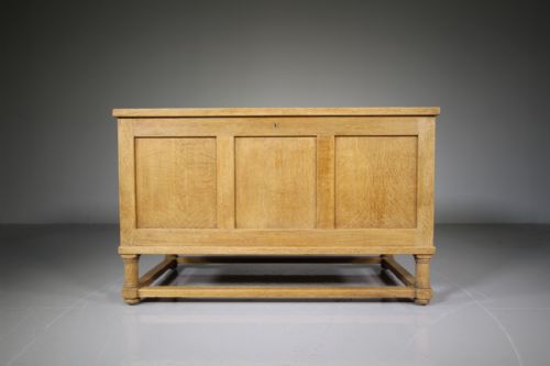 Heals Antique Oak Tilden Bedding Box – Labelled
