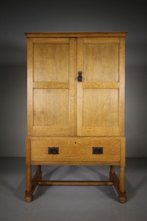 
Fabulous Rare Heals Early Antique Oak Gentlemans Wardrobe