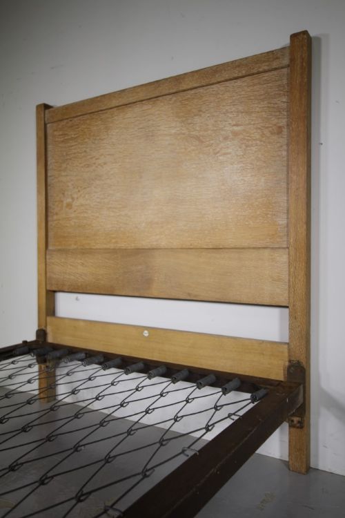 1930S HEALS OAK SINGLE BED ORIGINAL SPRUNG BASE - ADDITIONAL PHOTO 1