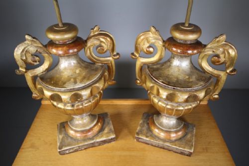 LARGE PAIR OF 19TH CENTURY CARVED PINE GILT ANTIQUE URN LAMPS - ADDITIONAL PHOTO 1
