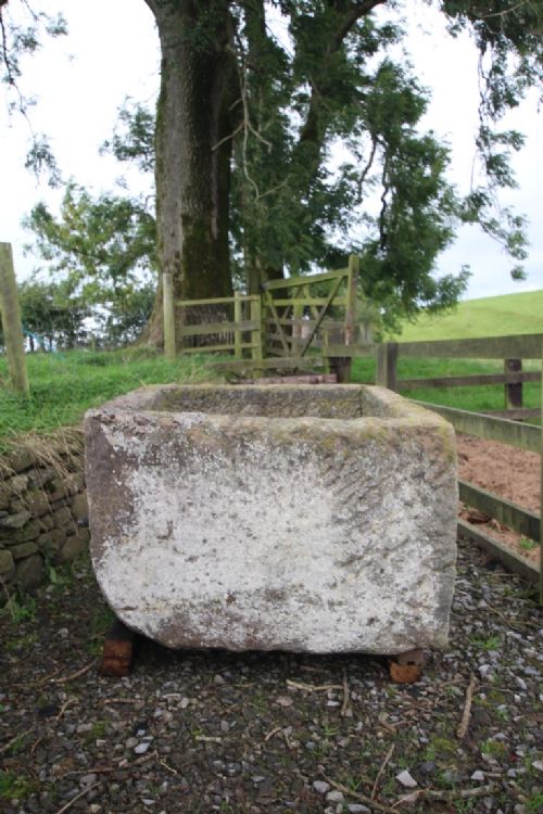 LARGE ENGLISH 18TH CENTURY SQUARE ANTIQUE STONE TROUGH - ADDITIONAL PHOTO 1