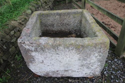 LARGE ENGLISH 18TH CENTURY SQUARE ANTIQUE STONE TROUGH - ADDITIONAL PHOTO 2