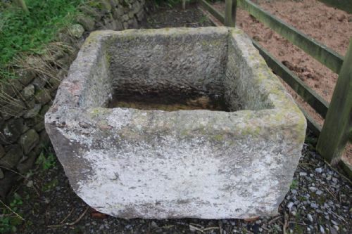 LARGE ENGLISH 18TH CENTURY SQUARE ANTIQUE STONE TROUGH - ADDITIONAL PHOTO 3