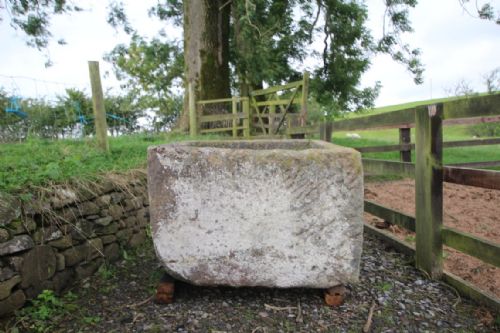 LARGE ENGLISH 18TH CENTURY SQUARE ANTIQUE STONE TROUGH - ADDITIONAL PHOTO 4