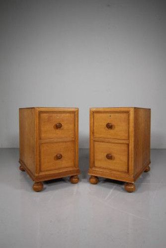 PAIR OF HEALS ANTIQUE OAK BEDSIDE CHESTS - ADDITIONAL PHOTO 1